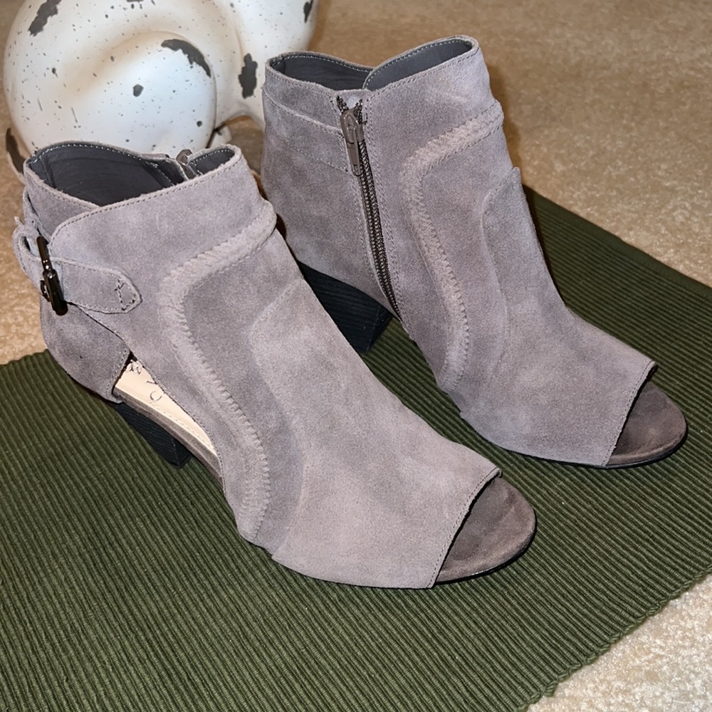 Vince Camuto Ennley OpenToe Cone Heel Sz7.5 Suede Booties. Excellent Condition.